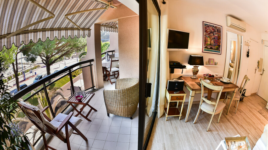 Our holiday apartment in La Napoule has a large terrace with sea view